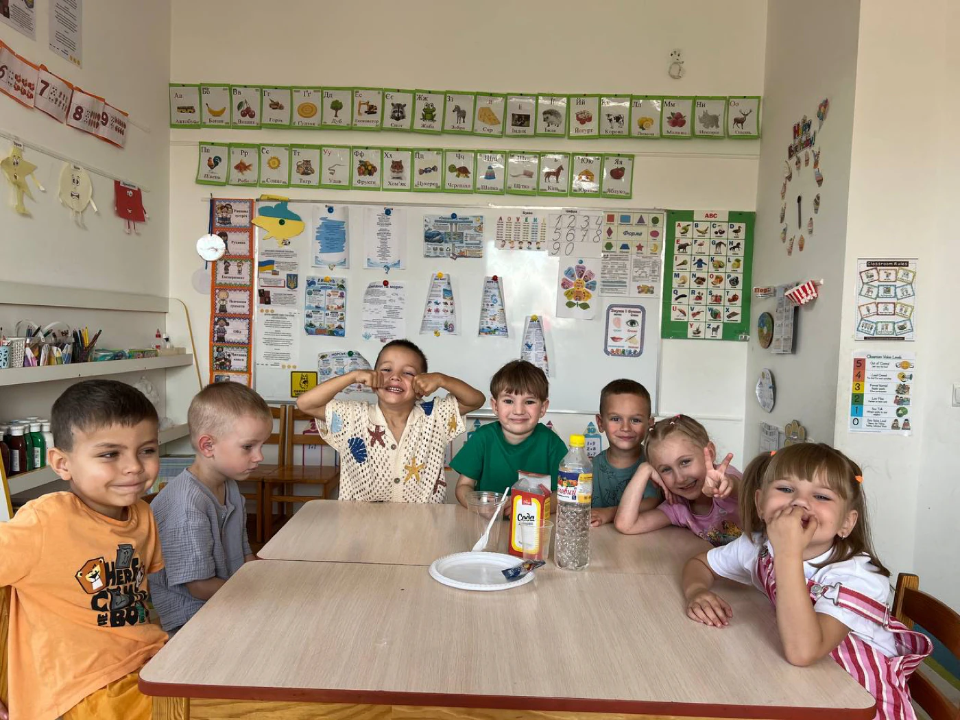 Група дітей навчається та спілкується у класі